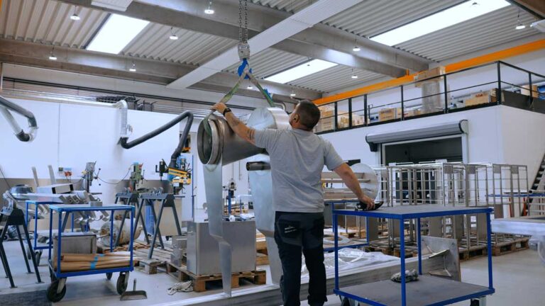 Eksempler på ergonomisk udstyr i produktion og laboratorier