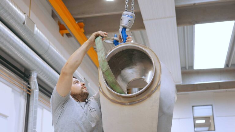 Eksempler på ergonomisk udstyr i produktion og laboratorier